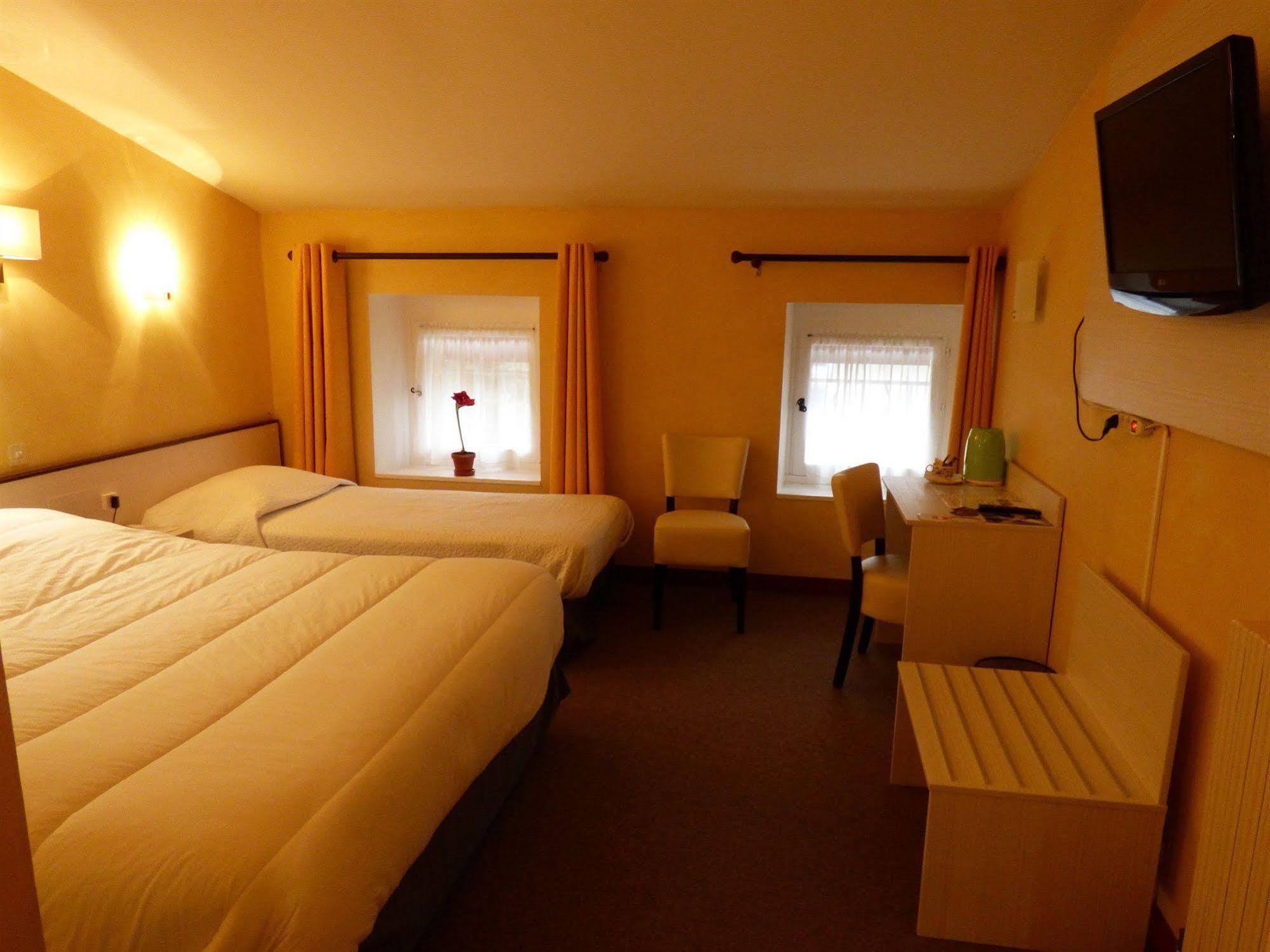 Hotel Du Centre Pierrelatte ภายนอก รูปภาพ