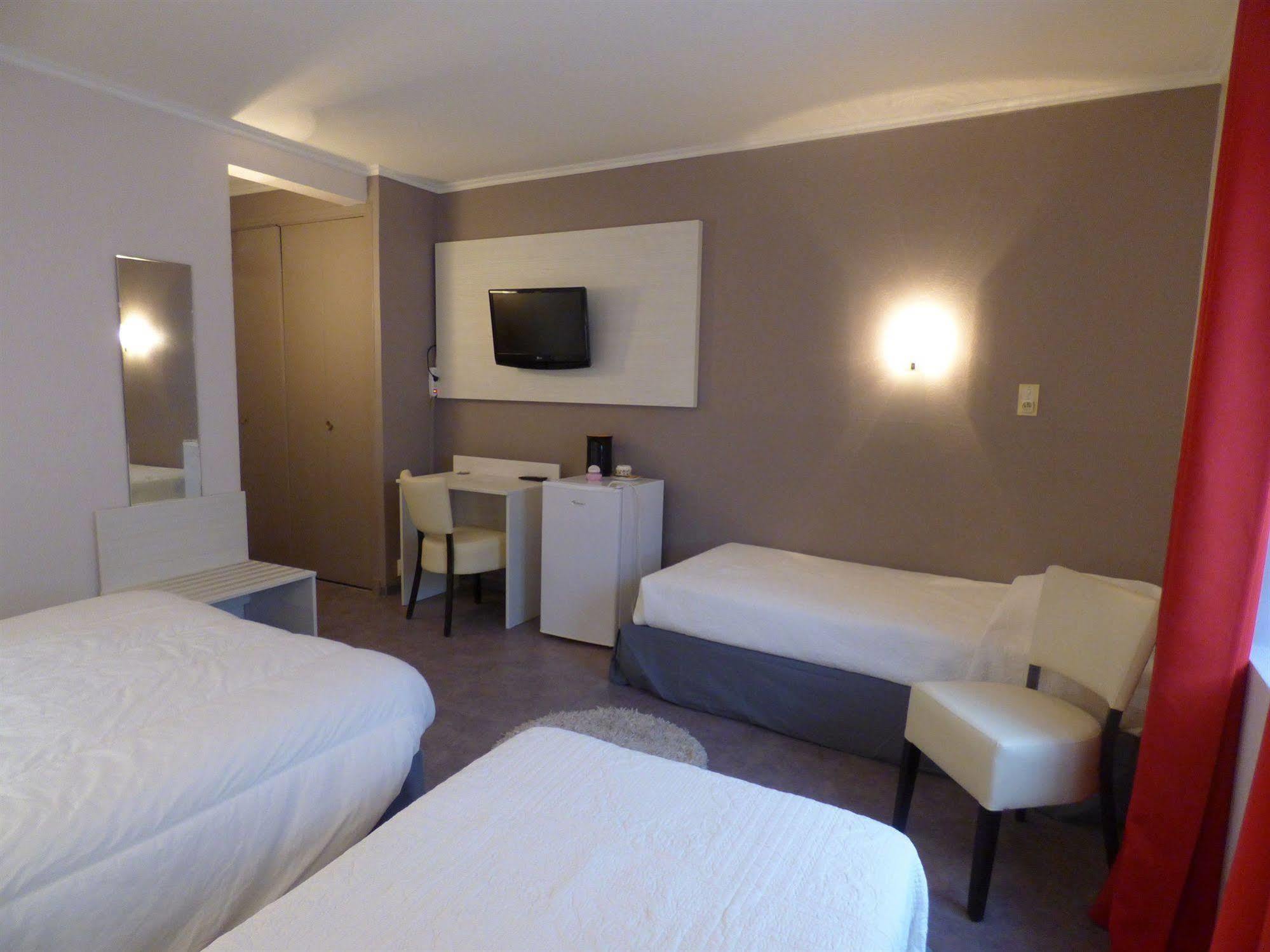 Hotel Du Centre Pierrelatte ภายนอก รูปภาพ
